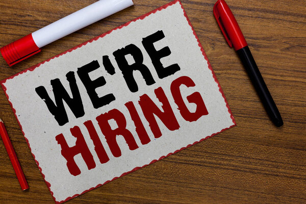 Текстовый знак показывает, что мы нанимаем сотрудников. Концептуальные фото Реклама Работа Рабочая сила Размещение Новая работа Белая бумага Красные границы маркеры деревянный фон общения идей
.