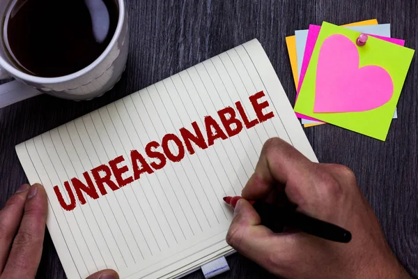 Kavramsal el neler gösterilen yazma. Ahşap masa kahve Kupası kupa fikirler vermesini kabul edilebilirliği veya adalet uygunsuz adam holding işaretçisi sınırları aşan iş fotoğraf metin.