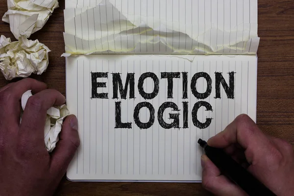 Duygu mantık gösterilen Not yazma. İş fotoğraf vitrine kalp ya da beyin ruh ya da zeka karışıklık eşit dengesi marker buruşuk defter kağıtları kopyalanan sayfaları hatalar yaptım tutan adam.