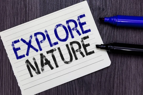 Keşfetmek Nture metin ofis portre dizüstü bilgisayar klavye üzerinde yapılan yazma. İş kavramı kopya ile siyah arka plan üzerine rezerv kamp koruma sefer Safari park çalıştay için