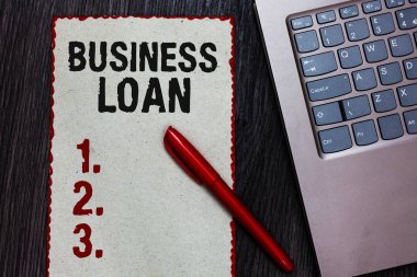 İşletme kredisi yazma el yazısı metin. Siyah kalemi bilgisayar klavye ahşap arka plan kredi Mortgage mali yardım nakit avans borç parça kağıt kırmızı kenarlıklar anlam kavramı.