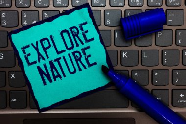 Keşfetmek Nture metin ofis portre dizüstü bilgisayar klavye üzerinde yapılan yazma. İş kavramı kopya ile siyah arka plan üzerine rezerv kamp koruma sefer Safari park çalıştay için