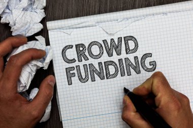 Word metin yazma kalabalık finansman. Kağıtları birkaç çalışır hata yaptım iş kavramı bağış toplama Kickstarter başlangıç rehin Platform bağış marker defter tutan adam için buruşuk.