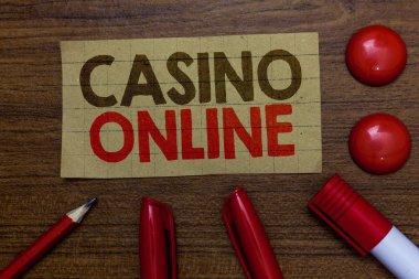Casino Online yazma el yazısı metin. Bilgisayar Poker oyunu kumar Royal bahis Loto yüksek bahisli karton işaretleri kalem ahşap arka plan fikirler kırmızı topları iletişim anlam kavramı.