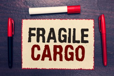 Kırılgan kargo gösterilen Not yazma. Kırılabilir başa fikir ahşap arka plan ile iletişim bakım Bubble Wrap cam tehlikeli mallar açık defter sayfası işaretçileri olan vitrine iş fotoğraf.