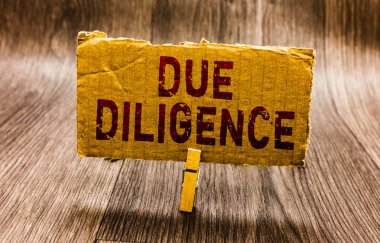 Kavramsal el Due Diligence gösterilen yazma. İş fotoğraf metin kapsamlı değerlendirme gönüllü soruşturma denetim kağıt notları anımsatıcıları soru işareti önemli cevap soran.