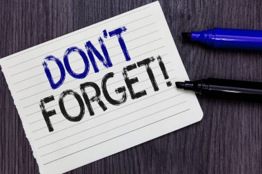 Don t değil unut gösterilen Not yazma. Know kalp düşünüyorum geri düzeltmek tarafından zihin yenileme bellek defter kağıt Anımsatıcı iletişim fikirleri işaretleri ahşap arka planda vitrine iş fotoğraf.