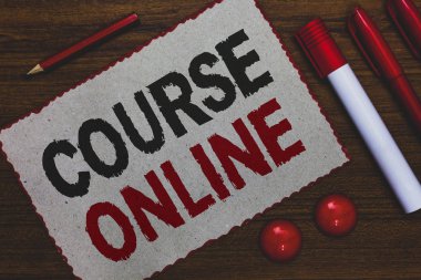 Kavramsal el yazma kursu Online gösterilen. E-öğrenim elektronik eğitim uzak çalışma dijital sınıf beyaz kağıt kırmızı vitrine iş fotoğraf belirteçleri kalemleri ahşap arka plan sınırları.