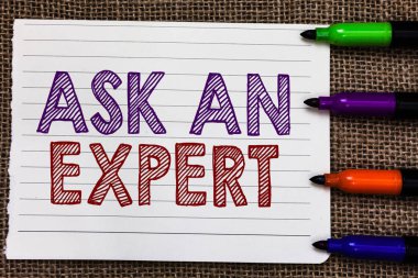 Kavramsal el bir uzman sormak gösterilen yazma. Çift güvenilir Ace virtüözü merak yetkilisi Geek defter kağıt önemli hatırlatma işaretleri Jüt arka plan vitrine iş fotoğraf.