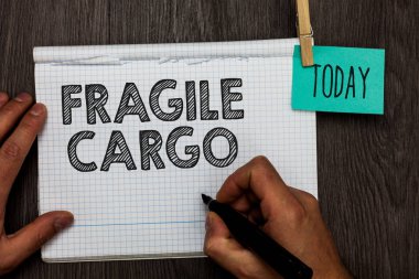 Kırılgan kargo yazma el yazısı metin. Ahşap masa kırılabilir ele hatırlatma clothespins tutan bakım Bubble Wrap cam tehlikeli mallar açık defter clothespin ile anlam kavramı klip.