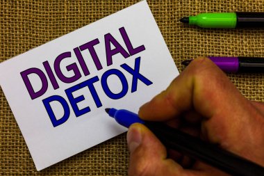 Dijital detoks gösterilen metin işareti. Kavramsal fotoğraf elektronik aygıtlar bağlantıyı kes Unplugged adam yeniden el işaretçisi beyaz kağıt fikirler Jüt arka plan iletişim tutarak için ücretsiz.