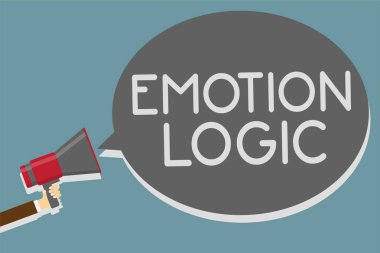 Duygu mantık gösterilen Not yazma. Kalp ya da beyin ruh ya da zeka karışıklık eşit dengesi megafon hoparlör konuşma balonu mesajı yüksek sesle konuşan tutan adam vitrine iş fotoğraf.