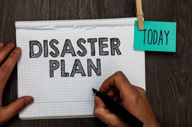 Afet planı yazma el yazısı metin. Uyarı mektubu clothespins holding acil durum hazırlık hayatta kalma ve ilk yardım kiti açık defter clothespin için yanıt anlam kavramı ahşap masa klipler.