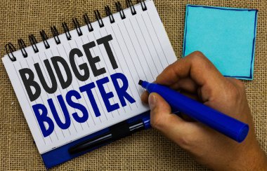Word metin yazma bütçe Buster. İş kavramı kaygısız harcama pazarlık gereksiz alımları harcamaları marker defter sayfa hatırlatma tutan adam için iletişim fikirleri Jüt arka plan.