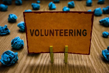 Kavramsal el gönüllülük gösterilen yazma. Buruşuk kağıtlar hata iş fotoğraf metin sağlamak hizmetleri hiçbir maddi kazanç isteyerek zorlamak turuncu kağıt tutan Clothespins için Not.