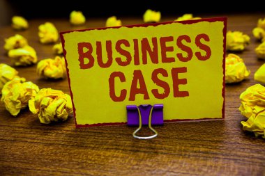 Word metin yazma Business Case. Hatalar iş kavramı teklif girişim sözlü sunu yeni görev sarı kağıt buruşuk not kağıtları birkaç tutan klibi için çalışır.