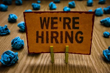 Biz yeniden işe vardır gösteren yazılı kavramsal el. İş fotoğraf metin reklam istihdam işgücü yerleştirme yeni iş Clothespins holding turuncu kağıt Not buruşuk kağıtlar hata.