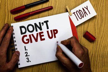 Don t değil Give Up yazma el yazısı metin. Believe kendine işaret defter clothespin hatırlatma ahşap masa fincan kahve tutan adam için belirlenen azmeden devam anlam kavramı.