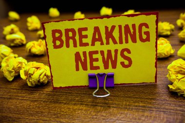 Word yazma metin haber. İş kavramı özel rapor duyuru oluyor geçerli sorunu Flashnews sarı kağıt buruşuk not kağıtları birkaç tutan küçük resmin hata çalışır.