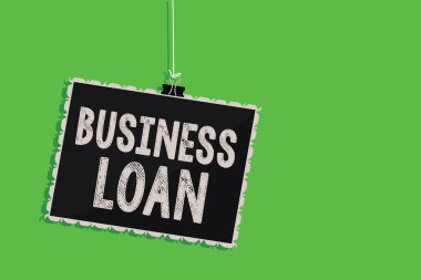 İşletme kredisi gösterilen metin işareti. Kavramsal fotoğraf kredi Mortgage mali yardım nakit avans borç asılı blackboard ileti iletişim bilgi işareti arka plan yeşil.