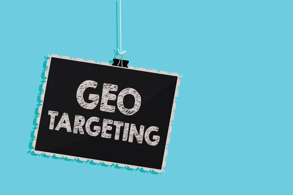 Ecriture conceptuelle montrant Geo Targeting. Business photo showcasing Digital Ads Views Adresse IP Adwords Campaigns Emplacement Hanging blackboard message information sign blue background . — Photo