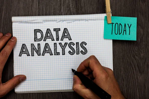 Handgeschreven tekst schrijven van Data-analyse. Begrip betekenis vertalen nummers aan analytische conclusie Forecasting Open notebook wasknijper houden van de herinnering wasknijpers clips houten tafel. — Stockfoto