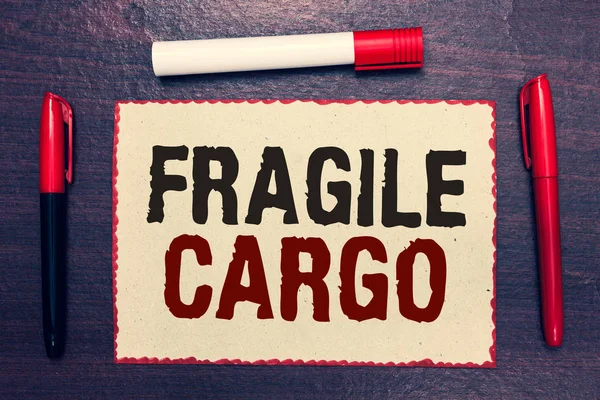 Kırılgan kargo gösterilen Not yazma. Kırılabilir başa fikir ahşap arka plan ile iletişim bakım Bubble Wrap cam tehlikeli mallar açık defter sayfası işaretçileri olan vitrine iş fotoğraf.