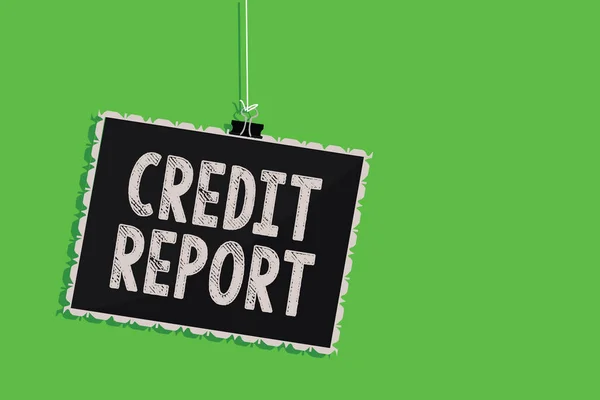 Signo de texto que muestra Credit Report. Foto conceptual Pedido prestado Rap Sheet Factura y cuotas Puntuación de pago Historial de la deuda Pizarra colgante mensaje comunicación información signo verde fondo . — Foto de Stock