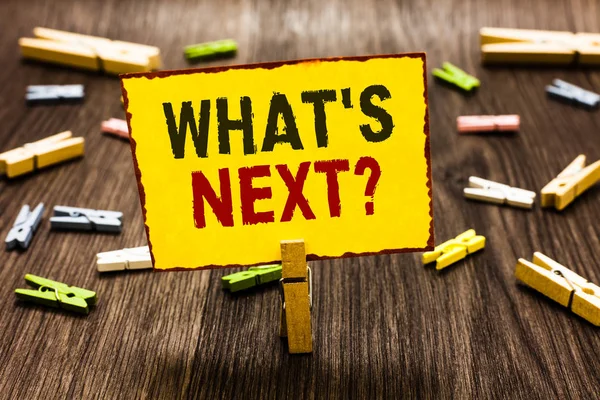 Ne yazma el yazısı metin sonraki soru değil. Sor sorgu araştırmak Probes keşfetmek sarı kağıt tutan Clothespin birkaç clothespins ahşap zemin Not bilgi almak anlam kavramı.