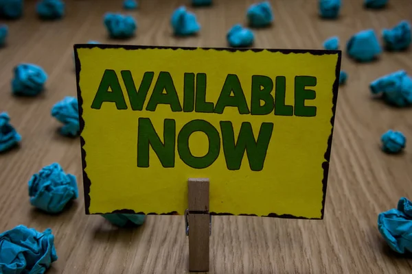 Kullanılabilir şimdi gösterilen metin işareti. Kavramsal fotoğraf kullanışlı uygun bugün mevcut lisans burada erişilebilir Clothespin sarı kağıt buruşuk not kağıtları birkaç tutan gemide hatalar çalışır.