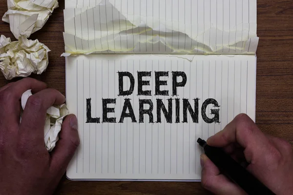 Derin öğrenme gösterilen Not yazma. Hiyerarşik soyutlamalar yapay zeka algoritmasını marker defter tutan adam vitrine iş fotoğraf kağıtları kopyalanan sayfaları hatalar yaptım buruşuk.