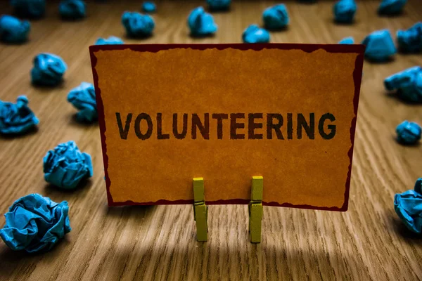 Kavramsal el gönüllülük gösterilen yazma. Buruşuk kağıtlar hata iş fotoğraf metin sağlamak hizmetleri hiçbir maddi kazanç isteyerek zorlamak turuncu kağıt tutan Clothespins için Not.