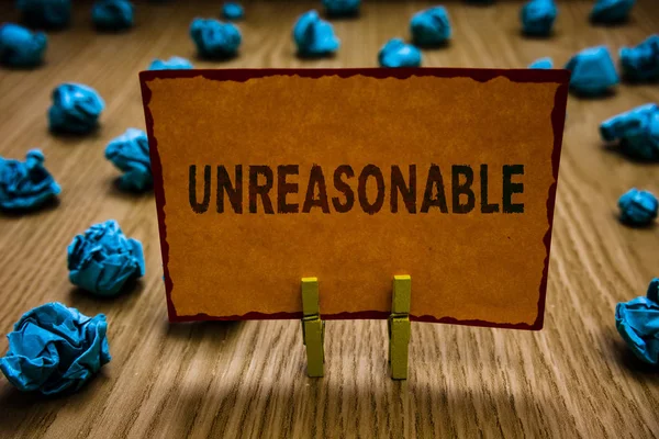 Kavramsal el neler gösterilen yazma. İş fotoğraf metin kabul edilebilirliği veya adalet uygunsuz turuncu kağıt Not tutarak Clothespins sınırları aşan buruşuk kağıtlar hata.