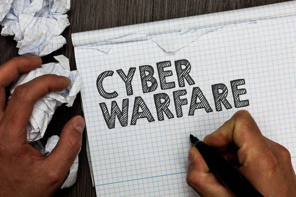 Szó szöveg írása Cyber hadviselés. Virtuális háború hackerek rendszer támadások digitális tolvaj Stalker Man marker notebook tartó üzleti koncepció gyűrött több próbál a tévedések, papírok. — Stock Fotó