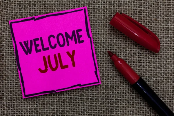 Szó szöveg írása Üdvözöljük július. Üzleti koncepció a hetedik hónapnak 31days harmadik negyedévében új szezon rózsaszín papírt fontos emlékeztető Marker kommunikálni ötleteit juta háttér. — Stock Fotó