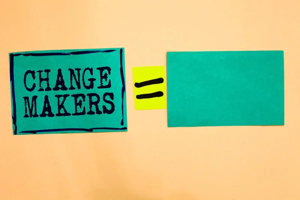 Teks tulisan tangan Change Makers. Konsep yang berarti Young Turk Influencers Acitivists Urbanization Fashion Gen X Turquoise paper notes reminding equal sign important messages to remember . — Stok Foto