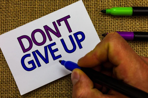 Textový znak znázorňující Don t Give Up. Konceptuální fotografie určena vytrvale pokračovat věřit v sobě člověk ruce značky white paper sdělování myšlenek juty pozadí. — Stock fotografie