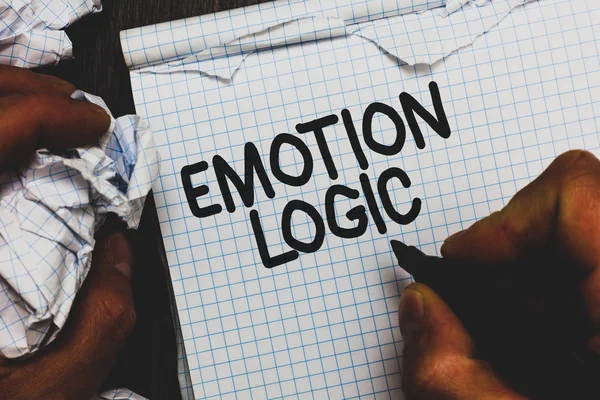 El yazısı metin duygu mantık. Kopyalanan sayfaları hatalar yaptım kağıtları kalp ya da beyin ruh ya da zeka karışıklık eşit dengesi marker defter tutan adam anlam kavramı buruşuk.