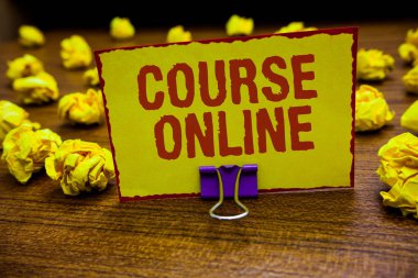 Metin yazma kursu Online kelime. İş kavramı için elearning elektronik eğitim uzak çalışma dijital sınıf sarı kağıt buruşuk not kağıtları birkaç tutan küçük hatalar çalışır