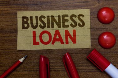 İşletme kredisi yazma el yazısı metin. Kredi Mortgage mali yardım nakit avans borç karton işaretleri kalem ahşap arka plan fikirler kırmızı topları iletişim anlam kavramı.