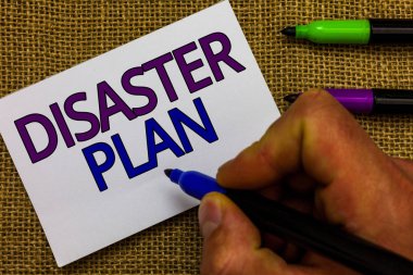 Afet planı gösterilen metin işareti. Kavramsal fotoğraf yanıt acil durum hazırlık hayatta kalma ve ilk yardım kiti adam el işaretçisi beyaz kağıt fikirler Jüt arka plan iletişim tutarak.