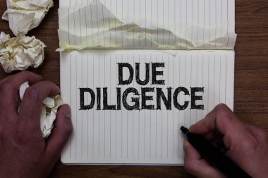 Due Diligence gösterilen Not yazma. Kapsamlı değerlendirme gönüllü soruşturma Denetim işareti defter tutan adam vitrine iş fotoğraf kağıtları kopyalanan sayfaları hatalar yaptım buruşuk.
