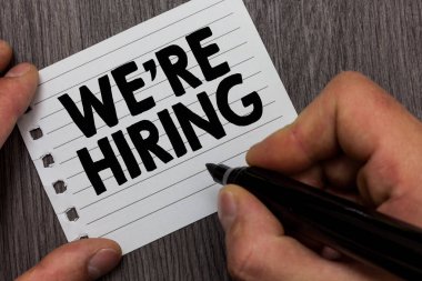 Biz yeniden işe vardır gösteren yazılı kavramsal el. Reklam istihdam işgücü yerleştirme yeni iş işareti Not Defteri sayfası ahşap arka plan holding adam vitrine iş fotoğraf.