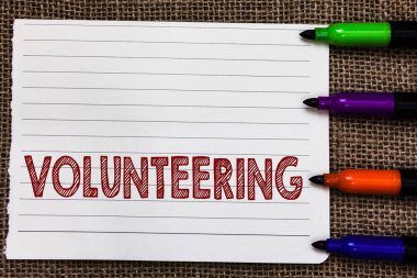 Kavramsal el gönüllülük gösterilen yazma. Hiçbir maddi kazanç isteyerek zorlamak defter kağıt önemli hatırlatma işaretleri Jüt arka plan sağlamak hizmetleri vitrine iş fotoğraf.