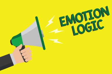 Duygu mantık gösterilen metin işareti. Kavramsal fotoğraf kalp ya da beyin ruh ya da zeka karışıklık eşit dengesi yüksek sesle konuşan megafon hoparlör sarı arka plan iletisi tutan adam.