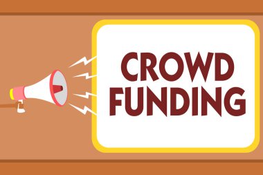 Kalabalık finansman gösterilen Not yazma. Bağış toplama Kickstarter başlangıç rehin Platform bağış megafon hoparlör konuşma balonu mesajı yüksek sesle konuşan tutan adam vitrine iş fotoğraf.