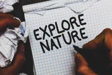 Keşfetmek Nture metin ofis portre dizüstü bilgisayar klavye üzerinde yapılan yazma. İş kavramı kopya ile siyah arka plan üzerine rezerv kamp koruma sefer Safari park çalıştay için