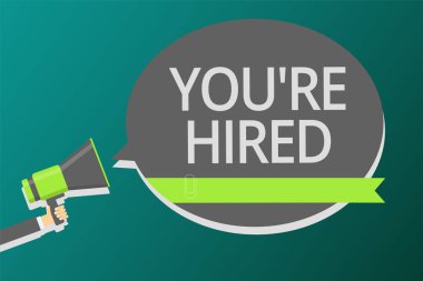 Word yeniden işe metin yazma. Yeni iş istihdam Newbie kayıtlı kabul işe megafon hoparlör konuşma balonu mesajı yüksek sesle konuşan tutan adam için iş kavramı.