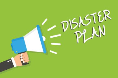 El yazısı metin afet planı. Acil durum hazırlık hayatta kalma ve ilk yardım kiti yüksek sesle konuşan megafon hoparlör yeşil arka plan iletisi tutan adam ye cevap anlam kavramı