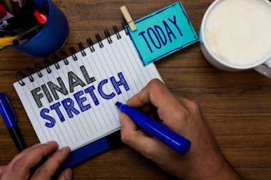 Son streç gösterilen metin işareti. Kavramsal fotoğraf son bacak sonuç yuvarlak son sahne Finale yıl ender adam marker defter clothespin hatırlatma ahşap masa fincan kahve holding.